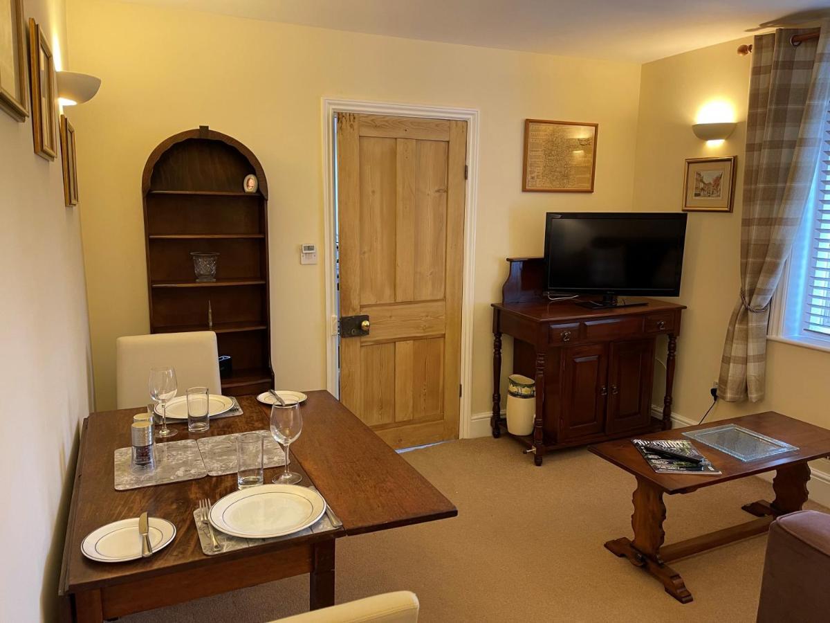 Ground Floor Garden Cottage, near Stonehenge Shrewton Exterior foto