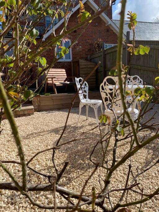 Ground Floor Garden Cottage, near Stonehenge Shrewton Exterior foto