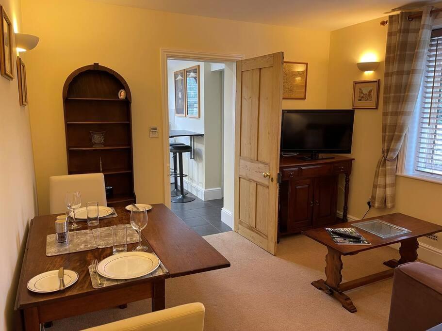 Ground Floor Garden Cottage, near Stonehenge Shrewton Exterior foto